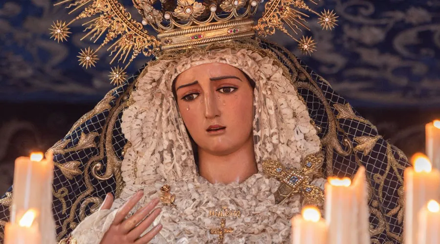 Arrojan lejía al manto de emblemática imagen de la Virgen María en España