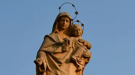 Colocan nueva imagen de la Virgen sobre torre de iglesia que fue destruida por ISIS