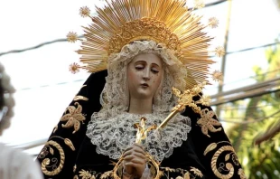Una imagen de la Virgen Maru00eda en procesiu00f3n. Cru00e9dito: Pixabay 