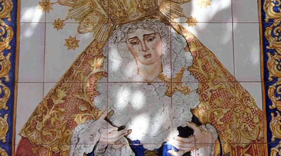 Imagen el mosaico de la Virgen de la fachada de la iglesia de San Martín en Sevilla (España) Crédito: Twitter Esperanza de Triana ?w=200&h=150