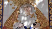 Imagen el mosaico de la Virgen de la fachada de la iglesia de San Martín en Sevilla (España) Crédito: Twitter Esperanza de Triana 