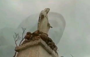 La imagen de la Virgen Maru00eda que quedu00f3 en pie en Santa Catalina. Cru00e9dito: Youtube Presidencia de la Repu00fablica de Colombia 