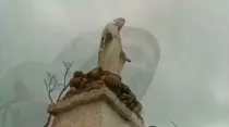 La imagen de la Virgen María que quedó en pie en Santa Catalina. Crédito: Youtube Presidencia de la República de Colombia