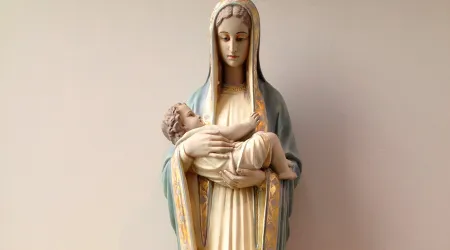 Universitarios cambian imagen de la Virgen por pañuelo verde del aborto en Argentina 