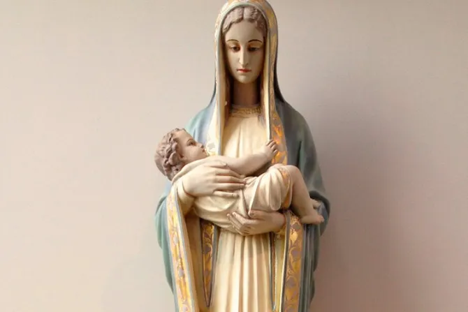 Universitarios cambian imagen de la Virgen por pañuelo verde del aborto en Argentina 