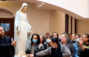 La imagen de la Virgen nuevamente en la iglesia St. Adday. Cru00e9dito: Cortesu00eda P. Thabet Habeb 