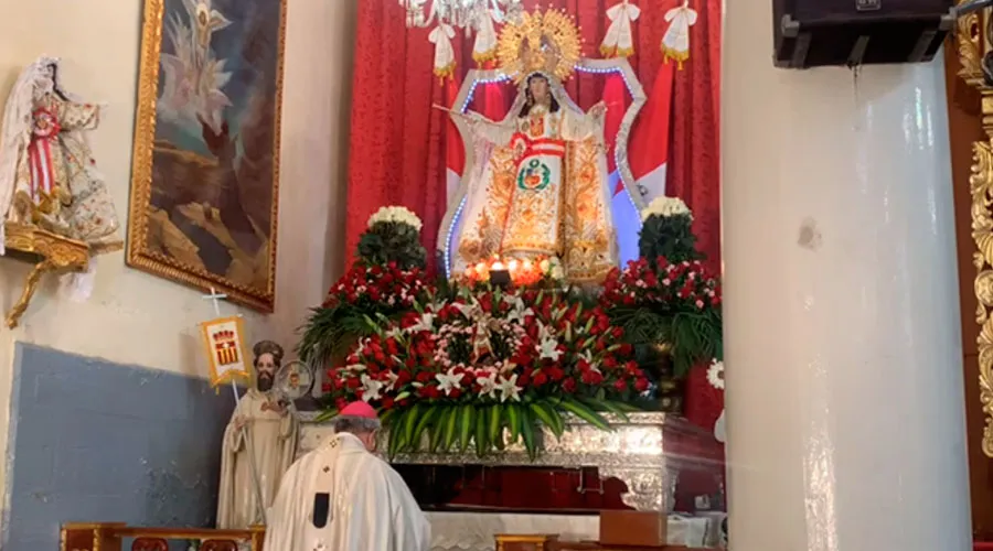 Mons. Eguren reza ante la imagen de la Virgen de las Mercedes. Crédito: Arzobispado de Piura?w=200&h=150