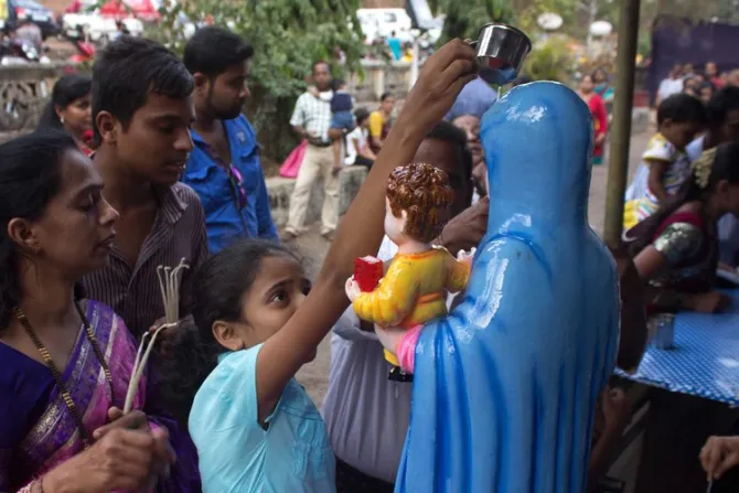 Miles acuden a la Virgen María con aceite de coco en la India