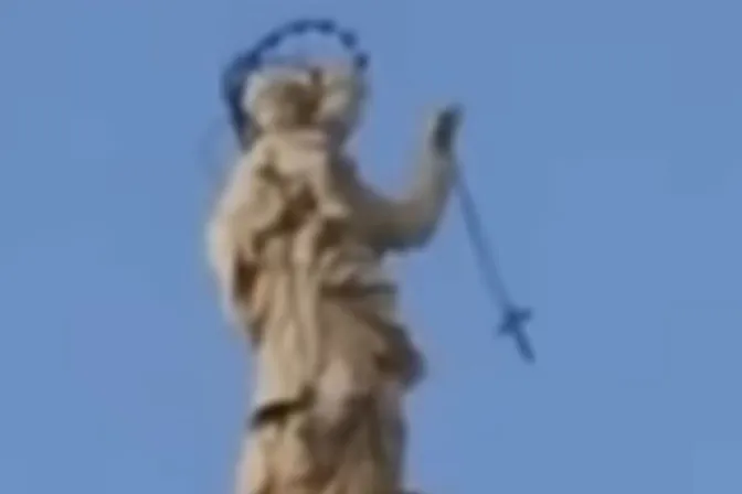 VIDEO VIRAL: ¿Un pesado rosario se movió por un “milagro” de la Virgen?