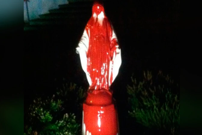 Desconocidos atacan imagen de la Virgen María en Chile