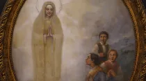 Un cuadro de la Virgen de Fátima y los pastorcitos videntes en el santuario en Portugal. Foto: Daniel Ibáñez (ACI Prensa)