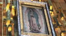 La imagen de la Virgen de Guadalupe en su Basílica en Ciudad de México. Foto: David Ramos / ACI Prensa
