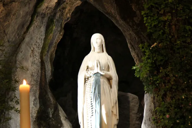 Vándalos decapitan imagen de la Virgen de Lourdes en España