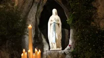 La Virgen de Lourdes en el santuario en Francia. Foto: Elise Harris (ACI Prensa)