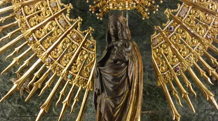 Lanzan original ofrenda de flores a la Virgen del Pilar