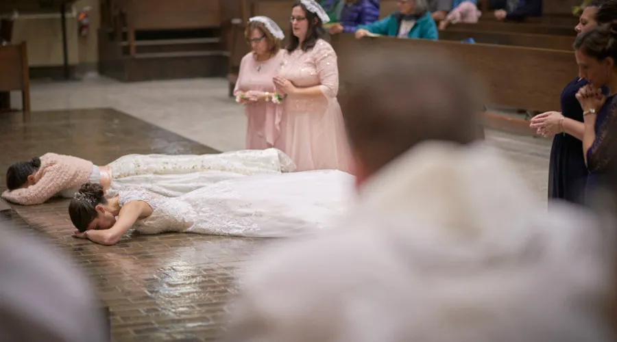 ¿Qué función cumplen las viudas y vírgenes consagradas en la Iglesia Católica?
