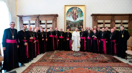 Papa Francisco pide a obispos de Argentina ser hombres de oración