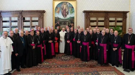 Papa Francisco alienta a obispos argentinos a acompañar especialmente a jóvenes y pobres 