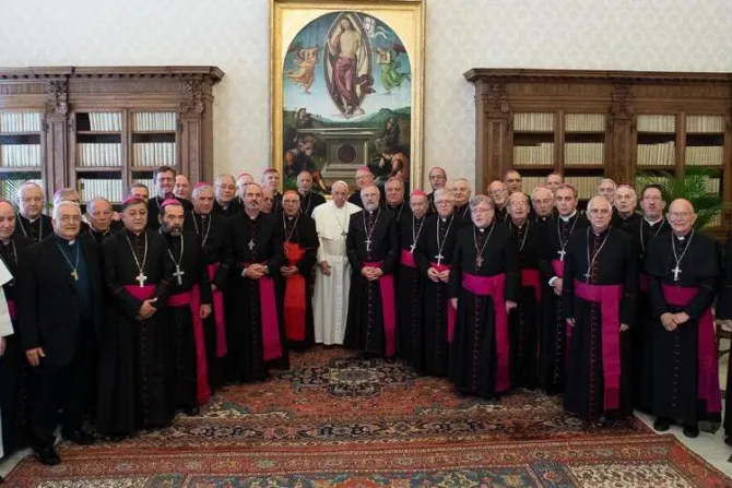 Papa Francisco alienta a obispos argentinos a acompañar especialmente a jóvenes y pobres 