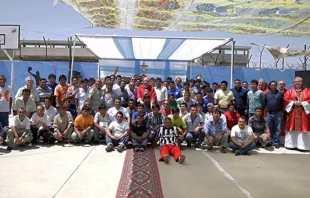 Cardenal Rau00fal Vela Chiriboga, Mons. Josu00e9 Antonio Eguren y Mons. George James Rassas junto a internos del Centro Penitenciario Ru00edo Seco en Piura. Foto: Arzobispado de Piura. 