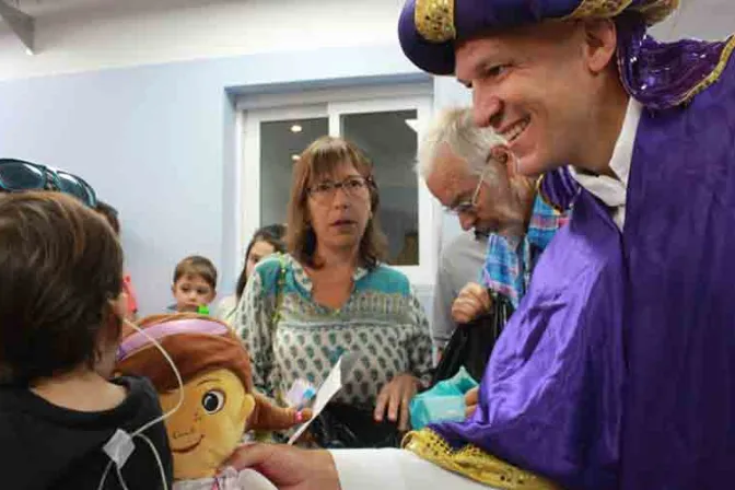 Obispo y Reyes Magos visitan a madres y niños en hospital de Argentina [VIDEO]
