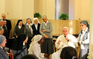 El Papa conversa con las religiosas de la Congregaciu00f3n de la Caridad. Imagen: Congregaciu00f3n de la Caridad 