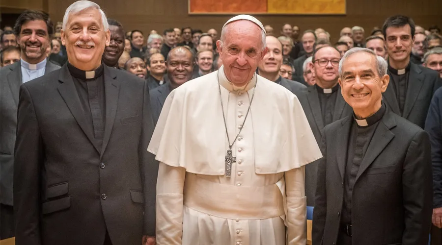 El Papa con el nuevo superior de los jesuitas, Arturo Sosa. Foto: Compañía de Jesús