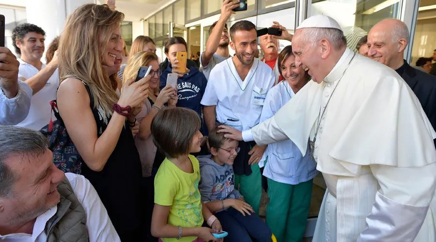 El Papa Francisco en una visita a un centro que atiende a personas con discapacidad en Italia en 2017. Foto: Vatican Media