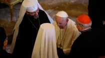 El Papa Francisco a su llegada a la Basílica menor de Santa Sofía. Foto: Daniel Ibáñez / ACI Prensa