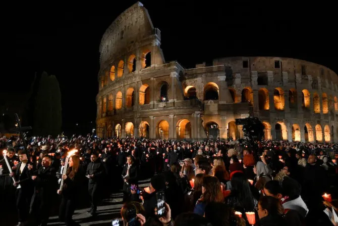 El Coliseo Romano se ilumina con las velas de 20 mil fieles en tradicional Vía Crucis