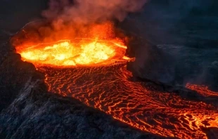 Imagen referencial / Volcu00e1n en erupciu00f3n. Cru00e9dito: Nikolay Zaborskikh / Shutterstock. 