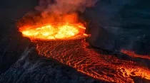 Imagen referencial / Volcán en erupción. Crédito: Nikolay Zaborskikh / Shutterstock.
