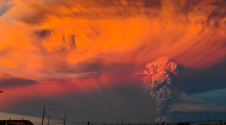 La erupción del volcán Calbuco en Chile, Foto Flickr Philip Oyarzo Calisto (CC-BY-NC-SA-2.0)