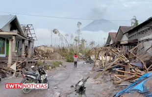 Erupciu00f3n del Volcu00e1n Semeru en Indonesia. Cru00e9ditos: EWTN Noticias 