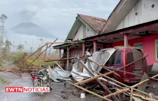 Erupciu00f3n del Volcu00e1n Semeru en Indonesia. Cru00e9ditos: EWTN Noticias 