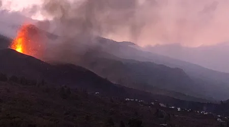 Bomberos luchan por salvar iglesia de la lava tras erupción de volcán 