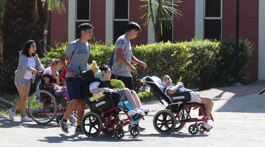 Jóvenes usan sus vacaciones para servir en hogar de personas con discapacidad [VIDEOS] 