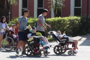Jóvenes usan sus vacaciones para servir en hogar de personas con discapacidad [VIDEOS] 
