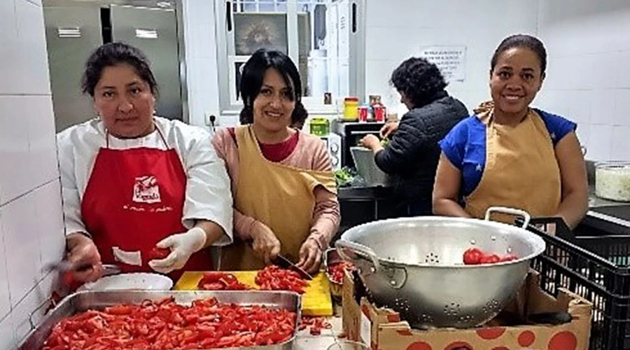 Voluntarias del comedor social Parroquia San Ramón Nonato, en Puente de Vallecas (Madrid). Foto: Parroquia San Ramón Nonato de Madrid. ?w=200&h=150