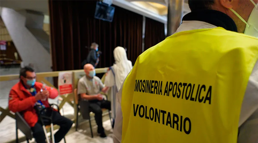 Voluntarios de la Limosnería Apostólica en el centro de vacunación del Vaticano. Foto: Vatican Media