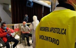 Voluntarios de la Limosneru00eda Apostu00f3lica en el centro de vacunaciu00f3n del Vaticano. Foto: Vatican Media 