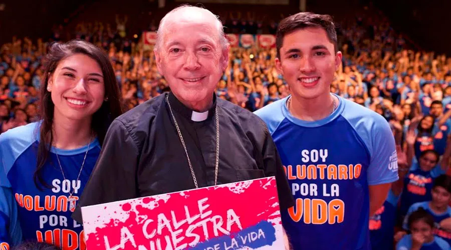 El Cardenal Juan Luis Cipriani junto a dos voluntarios de la Marcha por la Vida en Perú. Foto: Marcha por la Vida?w=200&h=150
