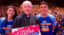 El Cardenal Juan Luis Cipriani junto a dos voluntarios de la Marcha por la Vida en Perú. Foto: Marcha por la Vida