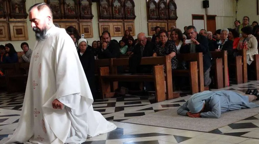 Estos mellizos sobrevivieron gracias a la Virgen: Ahora él es sacerdote y ella religiosa