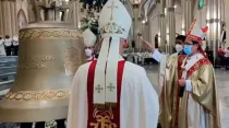 Mons. Cabrera bendice la campana "La Voz de los no Nacidos". Crédito: Arquidiócesis de Guayaquil