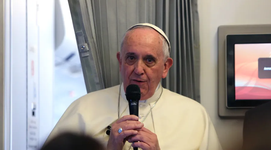 El Papa Francisco durante el vuelo a Filipinas / Foto: Alan Holdren (ACI Prensa)
