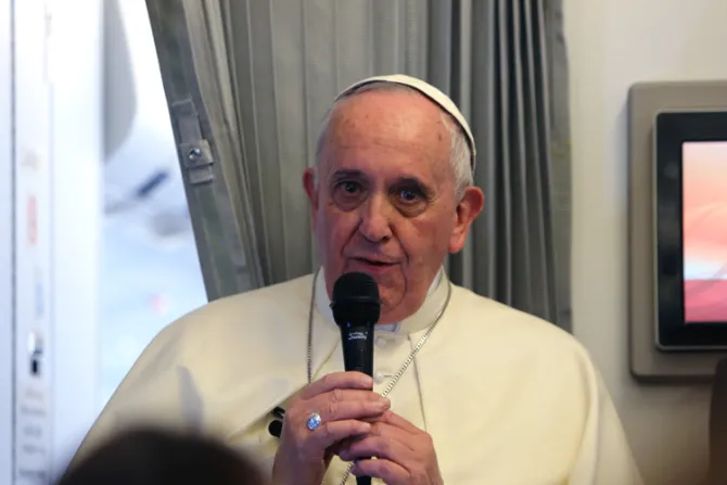 Papa Francisco condena ataques suicidas: Son una falta de respeto a la vida