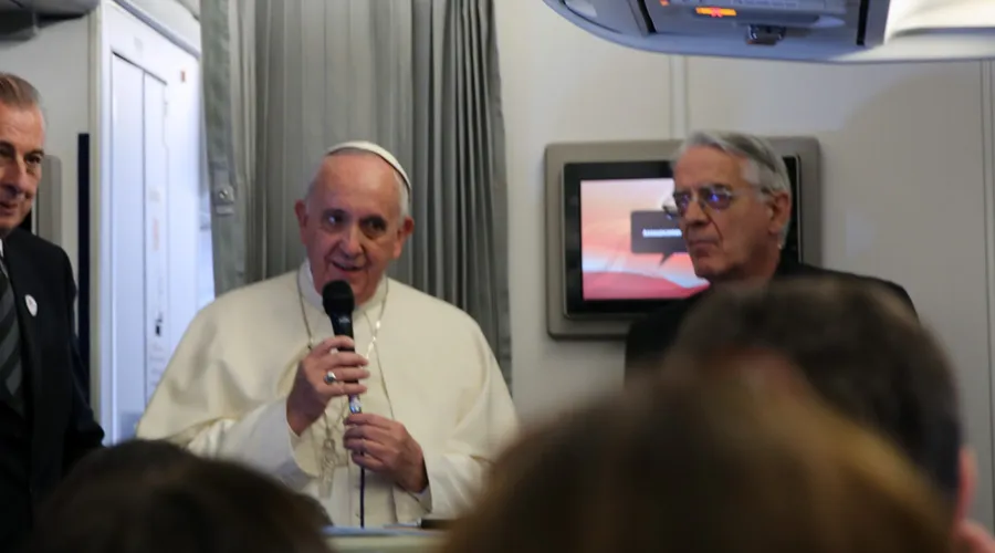 Papa Francisco y P. Lombardi durante rueda de prensa en el vuelo de Sri Lanka a Filipinas / Foto: Alan Holdren (ACI Prensa)?w=200&h=150