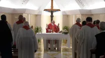 El Papa en la Misa celebrada en Casa Santa Marta. Foto: Vatican Media