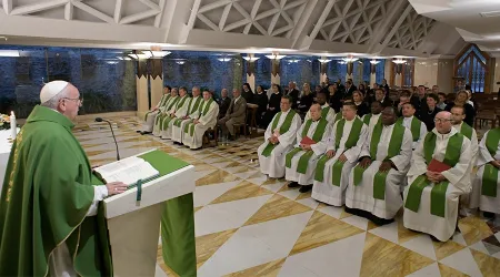 El Papa Francisco advierte que la tibieza espiritual transforma la vida en un “cementerio”